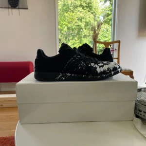 Maison margiela gats  - Skick 9/10 knappast använd🌟 dom är tyvärr ej äktà, säljer därför inte för dyrt Pris ej hugget i sten🪨