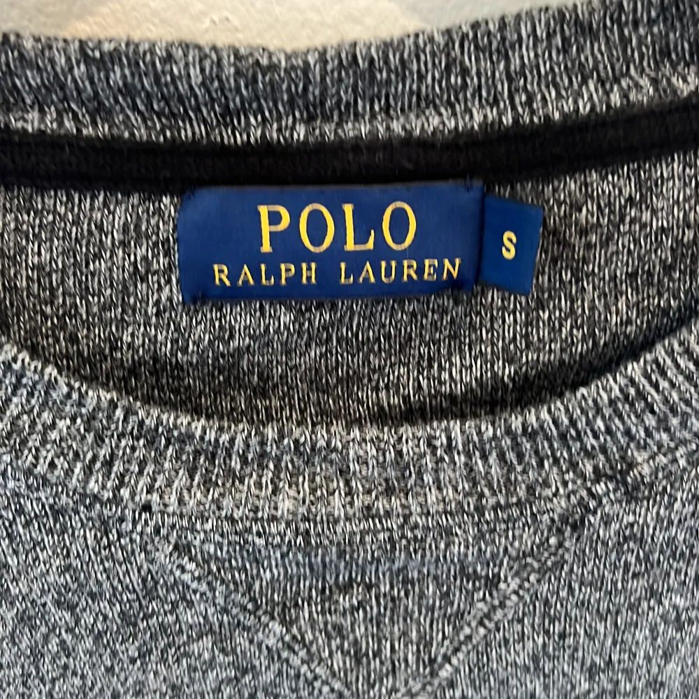 Säljer nu denna Ralph lauren tröjan då den inte används ofta. Den är i bra skick och har inga fläckar eller hål. Storleken är S men passar bra på dig som har M och är under 175. Priset kan diskuteras vid snabb och enkel affär. . Tröjor & Koftor.