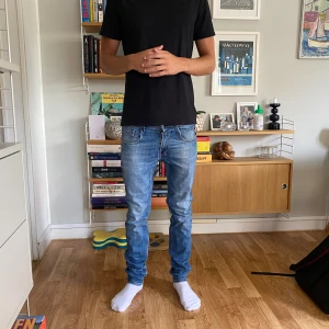 Replay anbass  - Ett par riktigt snygga replay anbass i väldigt bra skick 9/10 storlek w 29 L 32. Han på bilden är 174.  Bara att höra av sig vid frågor och funderingar.