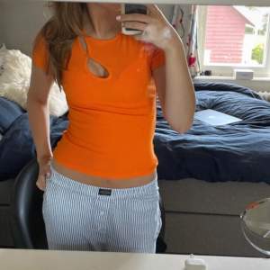 Söt orange topp från bikbok, endast använd en gång så i nyskick!💘