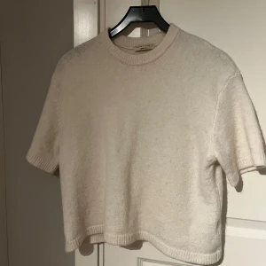 Stickad topp - Säljer en stickad topp från gina eftersom har mpnga liknande. Använd en gång och är i bra skick