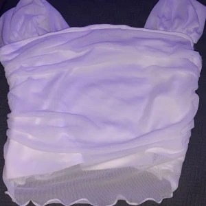 Vit blus - Jätte skön material, passar perfekt till en fest eller en fin middag med vänner. Använt 1 gång ny tvättad, passar inte längre. Lite kort