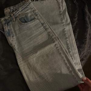 Säljer ett par ljusblå jeans från DeFacto i storlek 38. De har en rak passform och använda ett fåtal gånger 🩷köpta för 400kr