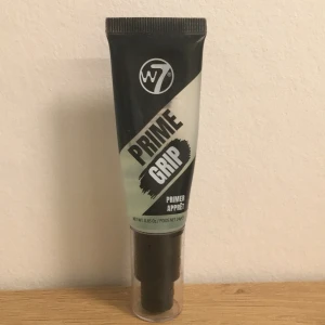 W7 primer  - Säljer min primer som är använt några gånger därför så är det billigt den håller sminket hela dagen och den är jätte bra 