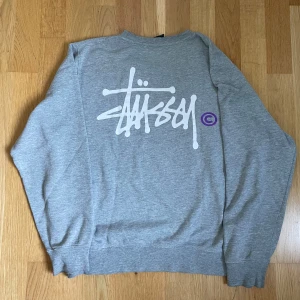 Stüssy tröja - Supersnygg äkta Stüssy collegetröja i stl M originalpris 1400. Köpt för nåt år sen men inte så använd🔥 helt felfri förutom lite spräckt tryck på den lilla loggan men inget som märks. Skriv om du undrar nåt🙏