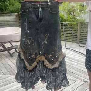 Unik jeanskjol - INTRESSEKOLL på denna väldigt coola vintage maxikjolen med brodering och pärlor samt olika material som päls, spets och paljetter. Köpt secondhand men har en lapp kvar. Vet inte vart den kommer från originellt.
