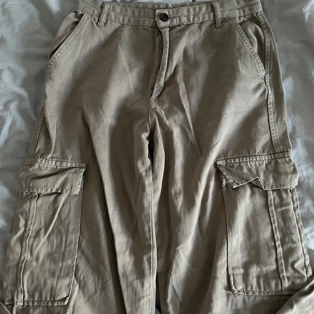 Beige cargo byxor i storlek EUR 42( passar både M/L då de är lite små i storleken). De är i ett bra och fräscht skick då de bara har blivit använda ett fåtal gånger. . Jeans & Byxor.