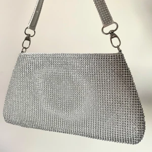 Glittrig baguetteväska - Baguetteväska i strass! Använd en gång, så nyskick! 🪩