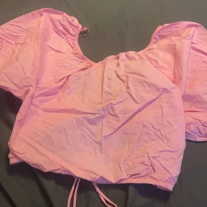 Ginatricot topp - Så snygg rosa topp med öppen rygg från Gina tricot , i nyskick och säljs därmed för 180 kronor