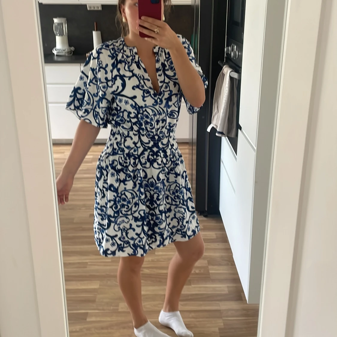 Vit och blå kortklänning med blommigt mönster - 90