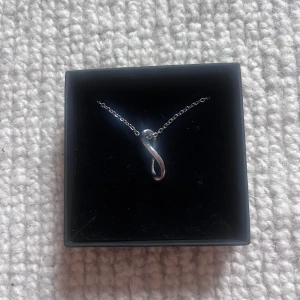 helt nytt evighets halsband💖 - jäääättefint oanvänt halsband från astrid och agnes!!💝 från sidan är det ett evighets tecken ♾️💖💖