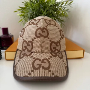 Gucci Jumbo GG Keps - Fin keps, knappt använd. Köpt för 4600 kr. Rimliga prisförslag går att diskuteras.  Kvitto & äkthetscertfifikat medföljer.