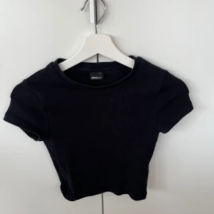 Kort topp från gina - Jättefin kort och tight topp, ribbat material. Nyskick
