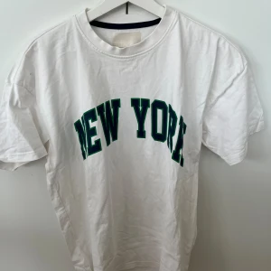 Oversized T-shirt från dnmd  - Perfekt att ha som cover up på stranden eller bara gå runt i hemma, lite tjockare material. Tröjan är i nyskick. 