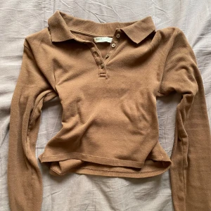 Button up shirt  - Söt brun magtröja med knappar! Nästan aldrig använd och har jätte fin passform.