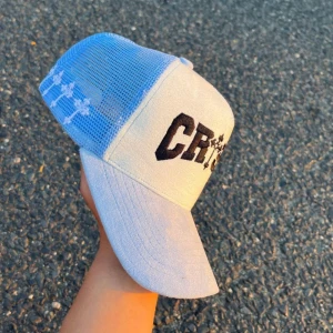 Crisis keps - Aldrig använd, säljer för det är inte min stil längre helt nyskick, för fler bilder skicka ett dm, pris kan diskuteras vid snabb affär