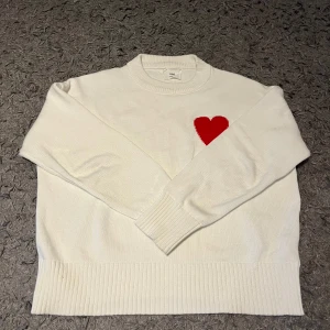 Ami  Paris tröja stl m - Tröja i  mkt fint skick då den är väldigt lite använd !lappen lös u nacken men inget som stör .
