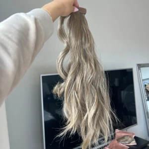Ponytail - Jättefin ponytail i ash blonde nyans. Använd ett fåtal gånger, utmärkt kvalitet! 