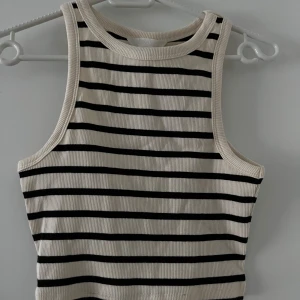 Oanvänd topp hm  - Randig topp från hm. Aldrig använd.