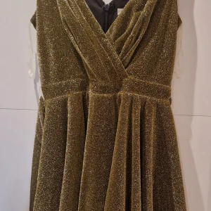 Kort festklänning - Jättefin klänning som använd 2 gånger. Har inga användsanmärkningar.