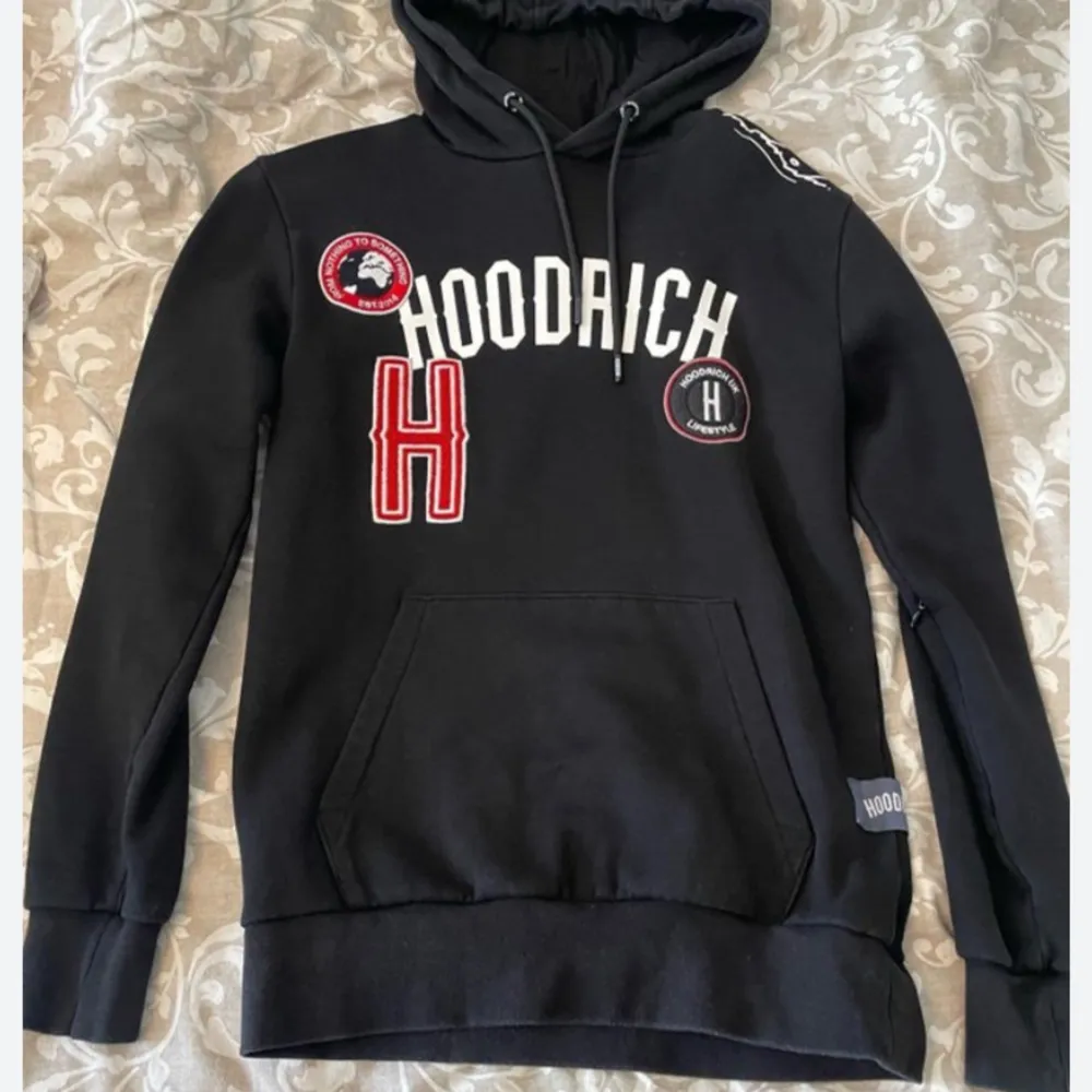 Hej, jag säljer min Hoodrich hoddie pga att den inte passar och komemr till användning, den har inga hål eller skador, frågor man ställas i dm❤️✌️🥰. Hoodies.