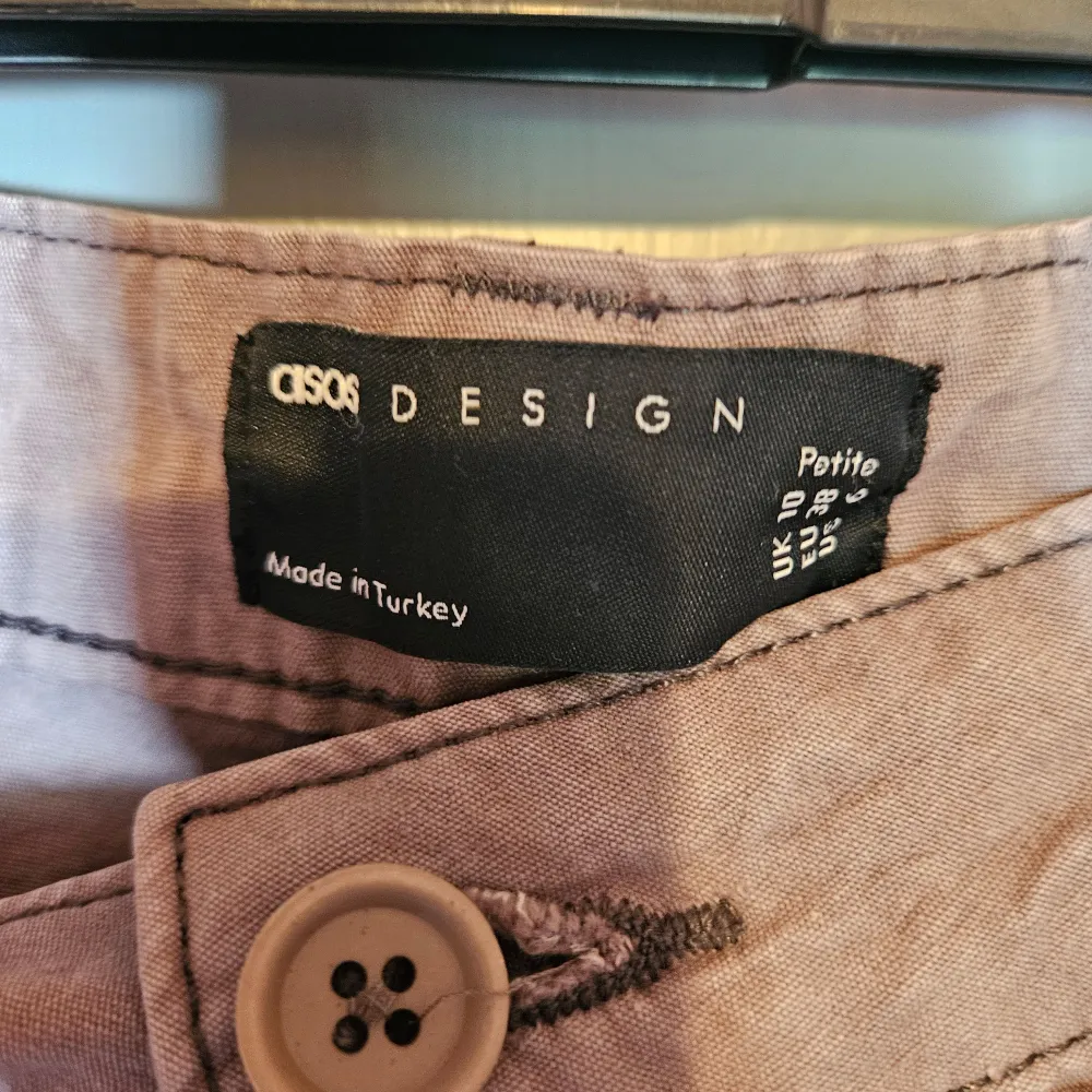 grå cargobyxor från ASOS DESIGN. De är i storlek XS, petite. väldigt bra skick. sista bilden visar hur dom ser ut på modellen. Jeans & Byxor.