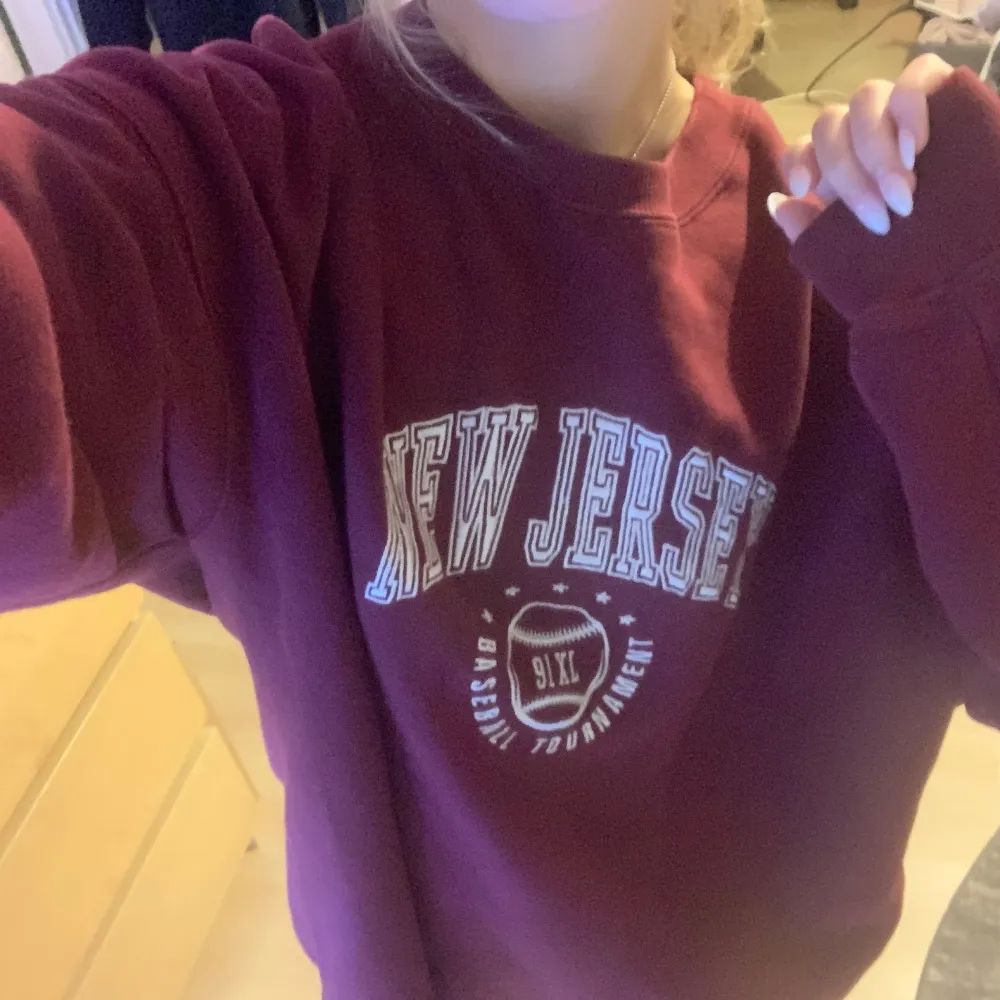 Skön och snygg New Jersey oversized tjocktröja! Funkar på både S och M! Lite för lång på mig som är 157cm. Snygg till campus eller liknande och blå jeans . Tröjor & Koftor.