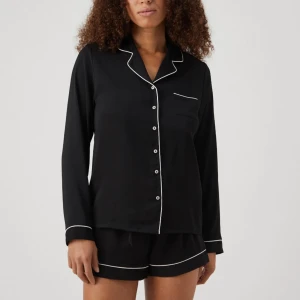 Anna field Pyjamas - Jättefint och super skönt pyjamas set från Anna field! Mycket bra skick och har använt max 1 gång☺️Både skjortan och shortsen är i storlek M men skulle säga att det passar S också💕
