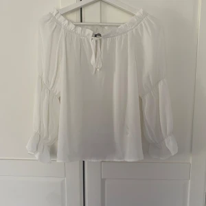 Vit blus - Söt vit blus som inte kommer till användning. Jättebra skick. Inga defekter. 💕
