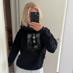 The cool elephany hoodie  - Jätte fin hoodie. Kommer inyr till andvänding. Köpt för 500 kr