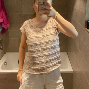 Spetstopp  - Säljer en superfin spetstopp som är i nyskick! Den är i storlek L men passar mig som vanligtvis har XS/S💕Skriv om du har några frågor eller för fler bilder!