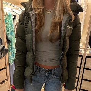 Grön pufferjacka från Sail Racing - Säljer en snygg och varm grön pufferjacka från Sail Racing. Jackan har lite fläckar därav det billiga priset. fläckarna går bort om man tvättat dom med stor sannolikhet. nypris 3700kr säljer för 999kr xs