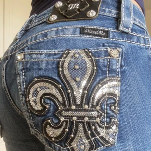 Lågmidjade miss me jeans  - Snygga miss me jeans som tyvärr måste säljas för att de är för små. Är fortfarande i väldigt fint skick. Pris går att diskuteras. 💞