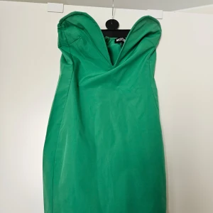 Figursydd ärmlös klänning - Tunn figurnära klänning med djup urringning. Använd 1 gång, passar mindre byst 