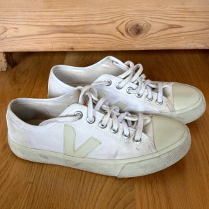 Veja Wata canvas sneakers - Veja Wata canvas sneakers i gott men använt skick. Skon är en dammodell men funkar även som unisex. 