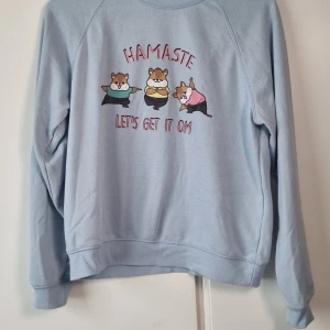 Tröja med hamstertryck - Jättesöt tröja med hamstrar. Köpte den för det gulliga trycket men inte min stil längre. Skön att ha på ute men även som hemmakläder. 