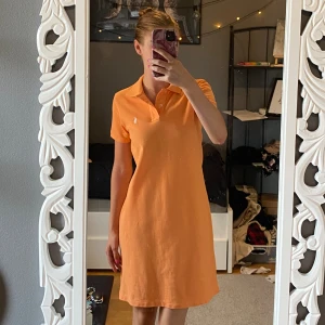 Orange klänning från Ralph Lauren - Säljer en orange klänning från Ralph Lauren. Den är storlek S, men passar på mig som har XS i kläder. Den är ny, utan prislapp och är oanvänd, endast testad. (: