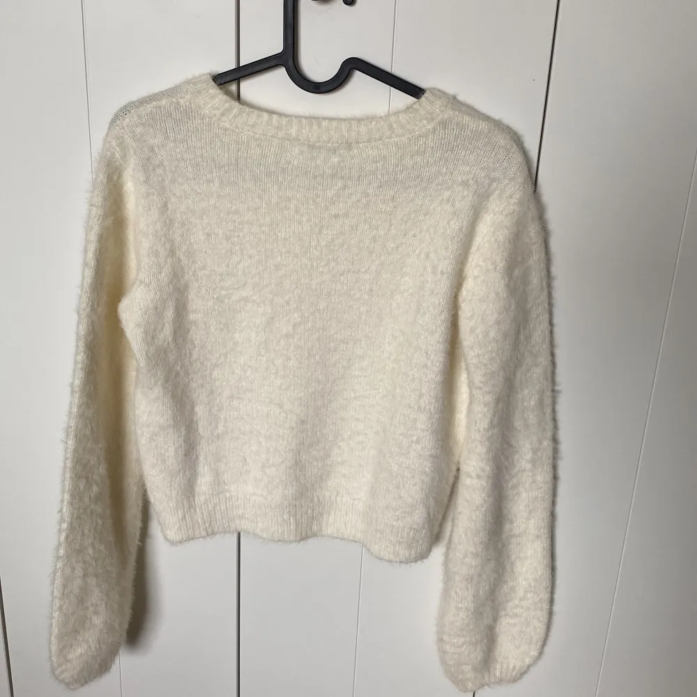 Vit Cardigan från Pieces i str XS. Aldrig använt då den är lite för liten för mig. Jag är en M i dam (bild 3 ser du den på mig).  Den är lite croppad.. Tröjor & Koftor.