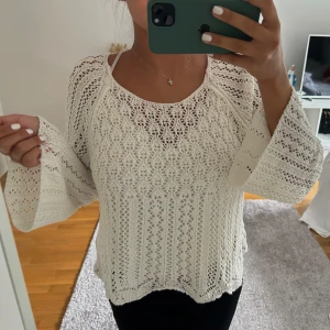 Only - stickad med hål - Ser helt ny ut, använd fåtal gånger.  Väldigt liten i storlek då jag vanligtvis har storlek S och denna tröja är i storlek L.