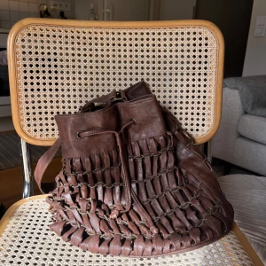 Brun handväska - Väska i brunt skinn. Köpt vintage men superfint skick! Rymmer mycker.