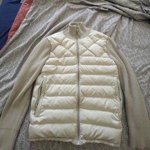 Speciell Moncler Cardigan som är väldigt sällsynt! - En Cardigan som är jätte unik och fin. Den är Beige och passar till alla outfits, just denna cardigan är väldigt sällsynt och Inpricip ingen har den! Behöver ni fler bilder då är det bara att höra av sig till mig.