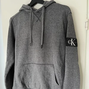 Calvin klein Hoodie  - Skick: 8/10, det enda som är slitet är metall knopparna på snörena som har tappat lite färg(sista bilden). Men annars är hoodien i väldigt bra skick.  Nypris: 1500kr   Pris går att diskutera!