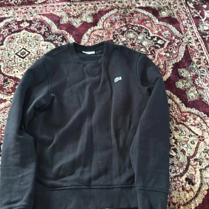 Lacoste tröja - Skick 7/10 behöver en strykning o en tvätt så är den som ny 