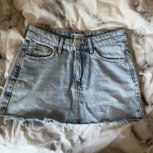 Jeanskjol - Smått använd kjol från Gina, inga defekter alls, midjemåttet är ca 35cm💓