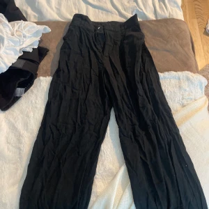 Svarta linne byxor - Hög midja, fint skick, måttligt använda, raka