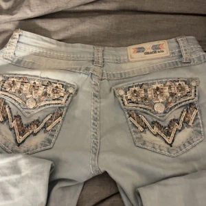 Grace in LA - Säljer dessa Grace in LA jeans i storlek W26 bootcut lågmidjade för mig som är 163 är dom för långa å en aning stora inga defekter . Detaljerna är alla där och byxorna är hela 💗köpare står för frakt