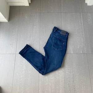 Replay Anbass jeans  - Säljer nu dessa mörkblå replay Anbass jeans som har lite defekter, skriv för fler bilder  /frågor🙌🏼