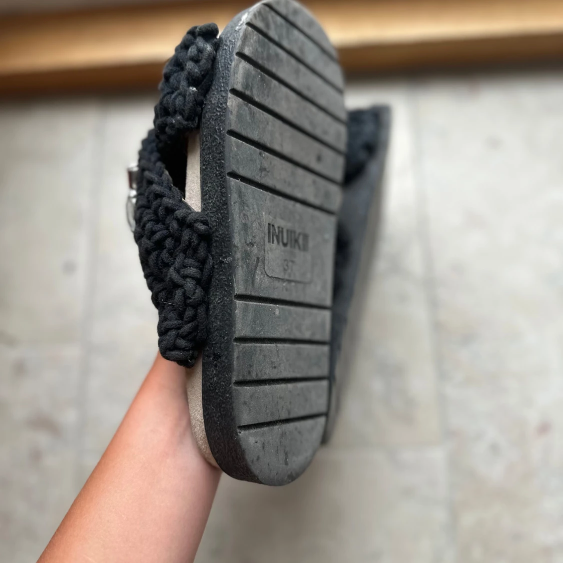 Svarta stickade sandaler med pärlor - 93