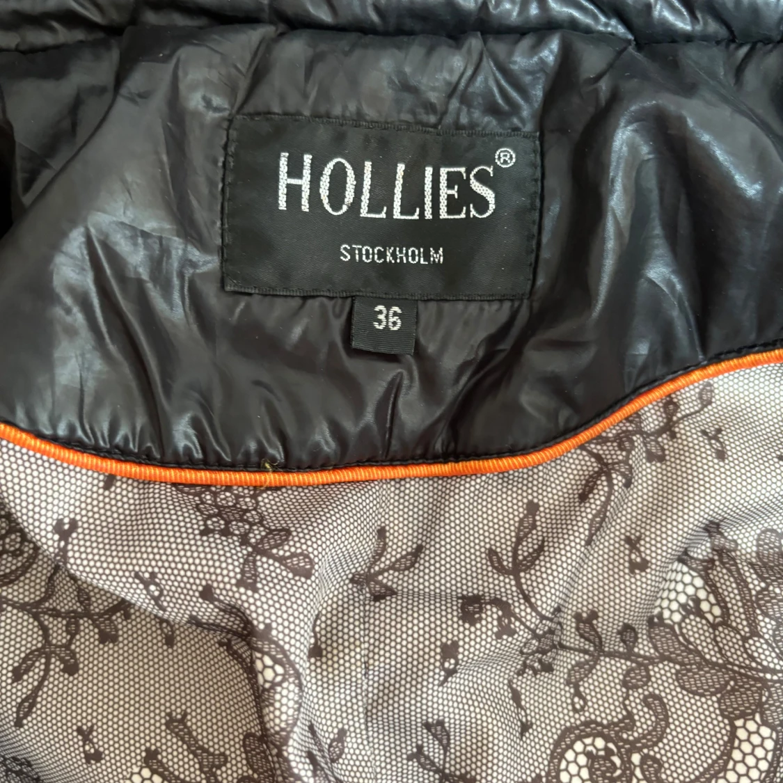 Svart pufferjacka från Hollies - 90