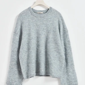Grå stickad tröja  - Gina crew neck knitted sweater i xs!  Relativt ny tröja, använd några fåtal gånger.  (Köparen står för frakten)